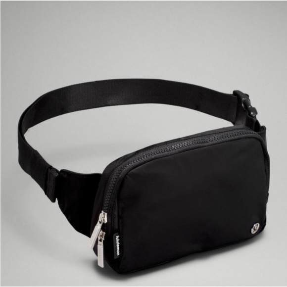 NWT Lululemon 2L Large Everywhere
Belt Bag Black - Picture 3 of 5